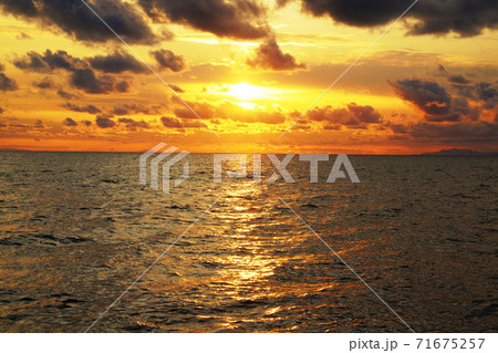 太平洋に沈む夕日　太平洋 71675257