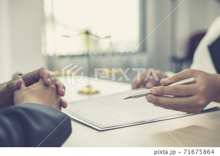 Attorneys or consultants who work in the courtroom are currently investigating the company's corruption cases and have their clients sign legal confirmation, Litigation and justice concept. Attorneys or consultants who work in the courtroom are currently investigating the company's corruption cases and have their clients sign legal confirmation, Litigation and justice concept. 71675864