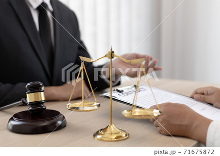Attorneys or consultants who work in the courtroom are currently investigating the company's corruption cases and have their clients sign legal confirmation, Litigation and justice concept. Attorneys or consultants who work in the courtroom are currently investigating the company's corruption cases and have their clients sign legal confirmation, Litigation and justice concept. 71675872
