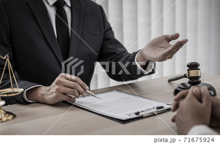 Attorneys or consultants who work in the courtroom are currently investigating the company's corruption cases and have their clients sign legal confirmation, Litigation and justice concept. Attorneys or consultants who work in the courtroom are currently investigating the company's corruption cases and have their clients sign legal confirmation, Litigation and justice concept. 71675924
