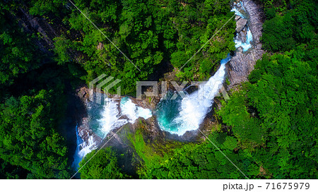 奈良県下北山村の有名な不動七重の滝をドローンで真上から撮影 71675979