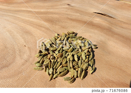 healthy and spicy Green Cardamom stock 71676086