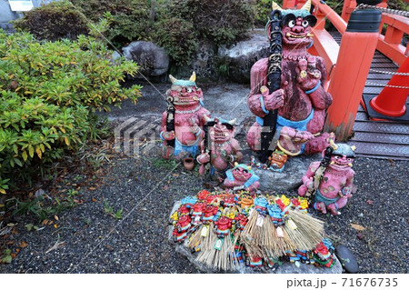奈良県　壷阪寺の紅葉 71676735