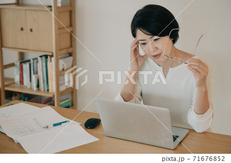 テレワーク・在宅ワークに目の疲れ・頭痛を感じる女性 テレワーク・在宅ワークに目の疲れ・頭痛を感じる女性 71676852