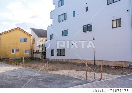 更地のある住宅街の風景 更地のある住宅街の風景 71677173