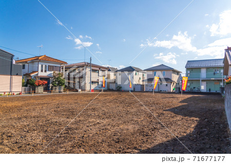 更地のある住宅街の風景 更地のある住宅街の風景 71677177
