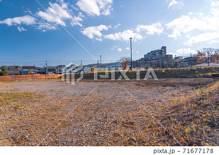 更地のある住宅街の風景 更地のある住宅街の風景 71677178