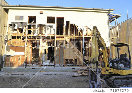 二階建ての家の解体風景 二階建ての家の解体風景 71677279
