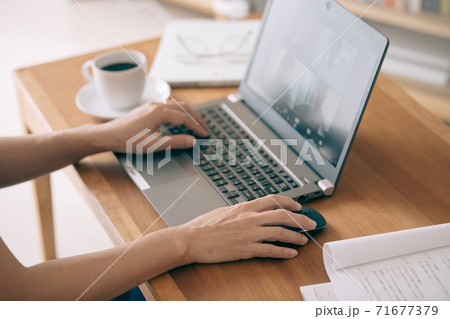 リモートワーク・在宅ワーク・テレワークをする女性の手元イメージ 71677379