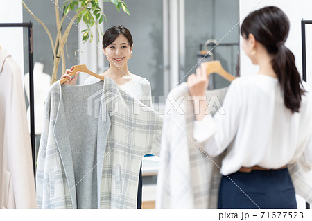 彼女 販売 服を試着