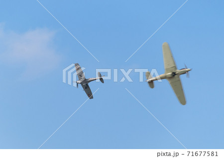 イギリス空軍スピットファイアMk.XVIとハリケーンMk.IIC イギリス空軍スピットファイアMk.XVIとハリケーンMk.IIC 71677581
