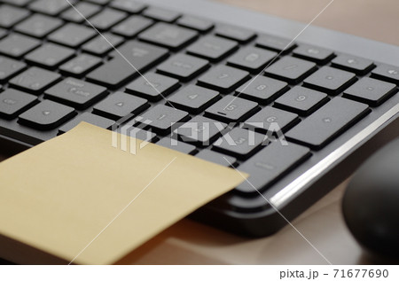 キーボードと付箋紙 71677690