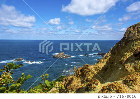 シャコタンブルーの北海道積丹岬の海と空 シャコタンブルーの北海道積丹岬の海と空 71678016