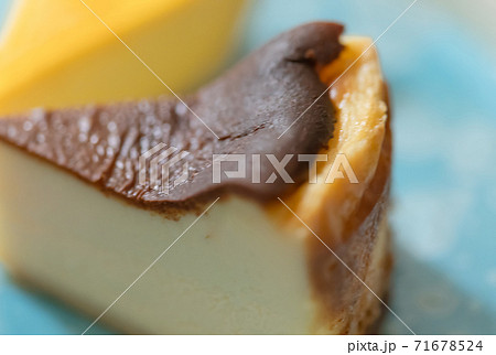 チーズケーキ盛り合わせ (手前:バスクチーズケーキ) チーズケーキ盛り合わせ (手前:バスクチーズケーキ) 71678524