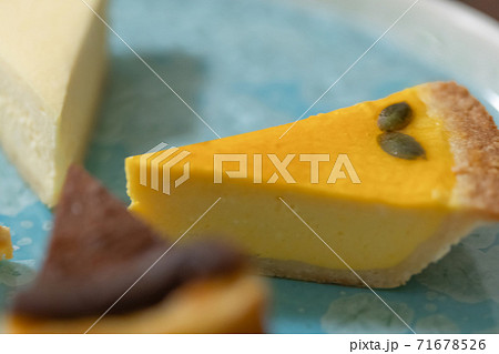 チーズケーキ盛り合わせ (右:パンプキンチーズケーキ) チーズケーキ盛り合わせ (右:パンプキンチーズケーキ) 71678526