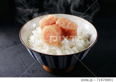 ご飯に乗った辛子明太子(博多産) ご飯に乗った辛子明太子(博多産) 71678801