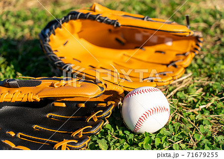 野球グローブとボール 71679255