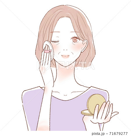 パウダリーファンデーションをパフで顔に塗る中年女性 71679277