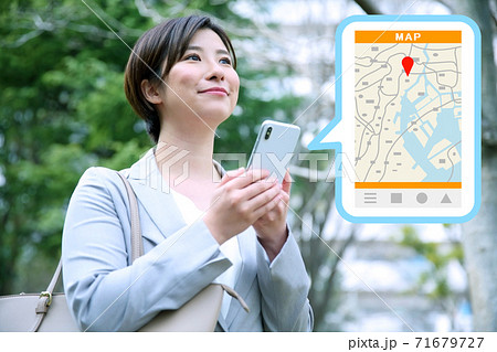 スマホで地図アプリを使うビジネスウーマンのイメージ 71679727