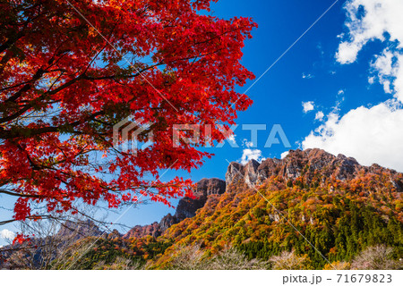 群馬県 紅葉する妙義山 妙義山パノラマパークから撮影 上毛三山 の写真素材