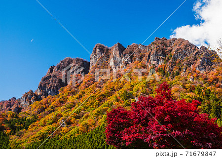 群馬県 紅葉する妙義山 妙義山パノラマパークから撮影 上毛三山 の写真素材 群馬県 紅葉する妙義山 妙義山パノラマパークから撮影 上毛三山 の写真素材
