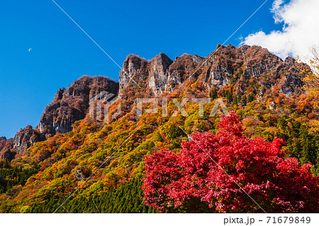 群馬県 紅葉する妙義山 妙義山パノラマパークから撮影 上毛三山 の写真素材