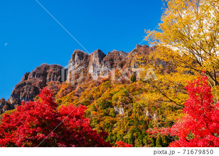 群馬県 紅葉する妙義山 妙義山パノラマパークから撮影 上毛三山 の写真素材