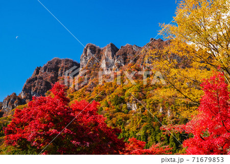群馬県 紅葉する妙義山 妙義山パノラマパークから撮影 上毛三山 の写真素材