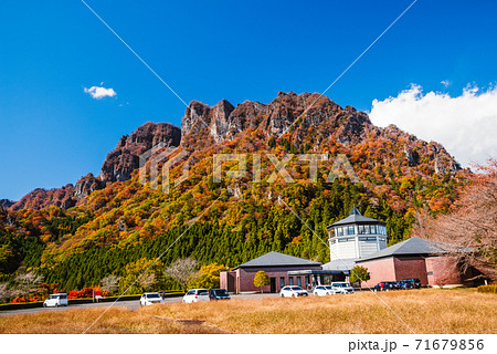 【群馬県】紅葉する妙義山・妙義山パノラマパークから撮影〈上毛三山〉 【群馬県】紅葉する妙義山・妙義山パノラマパークから撮影〈上毛三山〉 71679856
