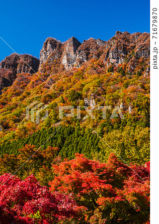 群馬県 紅葉する妙義山 妙義山パノラマパークから撮影 上毛三山 の写真素材