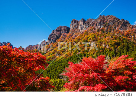 【群馬県】紅葉する妙義山・妙義山パノラマパークから撮影〈上毛三山〉 71679883