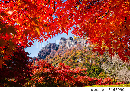 【群馬県】紅葉する妙義山・妙義山パノラマパークから撮影〈上毛三山〉 71679904