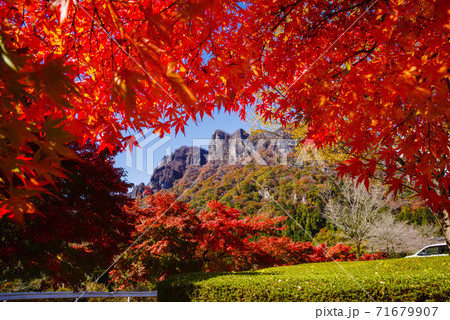 【群馬県】紅葉する妙義山・妙義山パノラマパークから撮影〈上毛三山〉 【群馬県】紅葉する妙義山・妙義山パノラマパークから撮影〈上毛三山〉 71679907