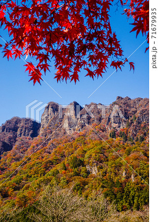 【群馬県】紅葉する妙義山・妙義山パノラマパークから撮影〈上毛三山〉 71679935