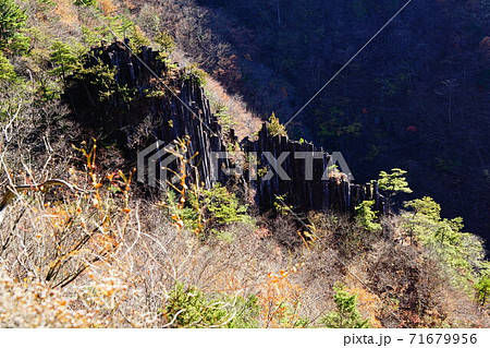 裏妙義 谷急山 北稜からみえる柱状節理 裏妙義 谷急山 北稜からみえる柱状節理 71679956