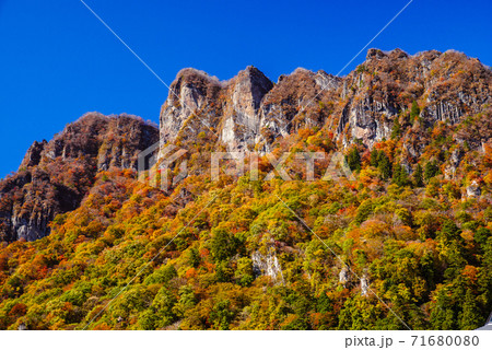 群馬県 紅葉する妙義山 妙義山パノラマパークから撮影 上毛三山 の写真素材 群馬県 紅葉する妙義山 妙義山パノラマパークから撮影 上毛三山 の写真素材
