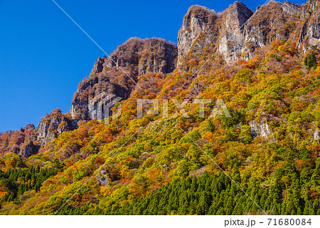 群馬県 紅葉する妙義山 妙義山パノラマパークから撮影 上毛三山 の写真素材