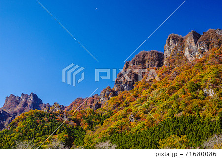 群馬県 紅葉する妙義山 妙義山パノラマパークから撮影 上毛三山 の写真素材 群馬県 紅葉する妙義山 妙義山パノラマパークから撮影 上毛三山 の写真素材