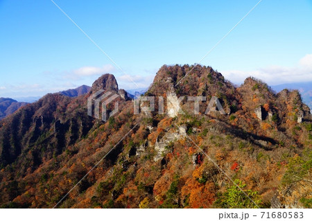 裏妙義 丁須の頭側から見る赤岩と烏帽子岩 裏妙義 丁須の頭側から見る赤岩と烏帽子岩 71680583