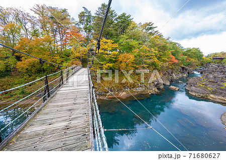 紅葉の厳美渓の写真素材