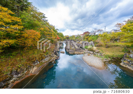 紅葉の厳美渓の写真素材