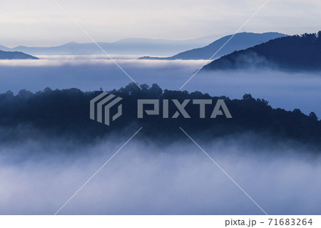 USA, Georgia, Blue Ridge Mountains covered with fog at sunrise USA, Georgia, Blue Ridge Mountains covered with fog at sunrise 71683264