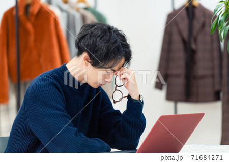 疲労の溜まった男性 疲労の溜まった男性 71684271