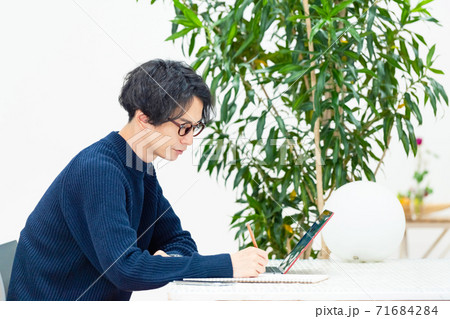 スケッチする男性 デザイナー イラストレーター 漫画家 スケッチする男性 デザイナー イラストレーター 漫画家 71684284