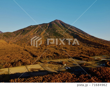 秋の日光戦場ヶ原から男体山 71684962