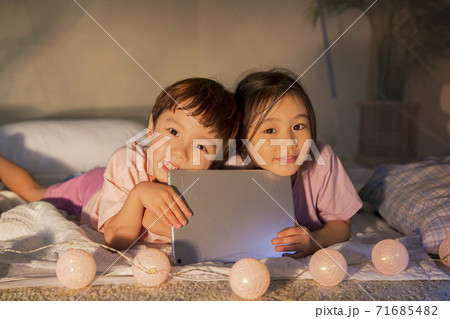 Concept of friendly family, happy family enjoying summer vacation at home 225 Concept of friendly family, happy family enjoying summer vacation at home 225 71685482