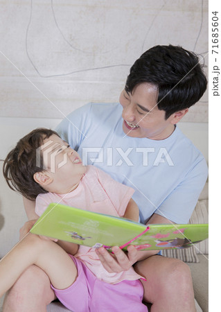 Concept of friendly family, happy family enjoying summer vacation at home 317 71685604