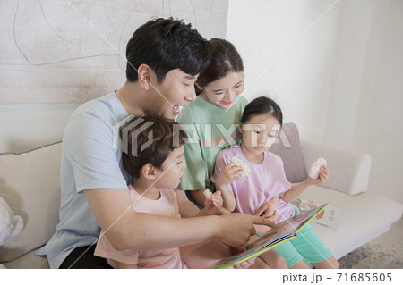 Concept of friendly family, happy family enjoying summer vacation at home 313 71685605