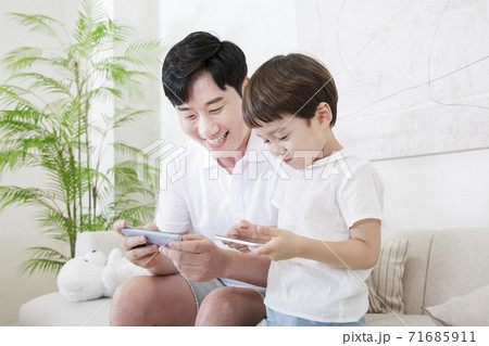 Concept of friendly family, Loving father and cute son 017 71685911
