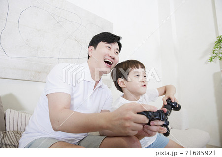 Concept of friendly family, Loving father and cute son 021 Concept of friendly family, Loving father and cute son 021 71685921